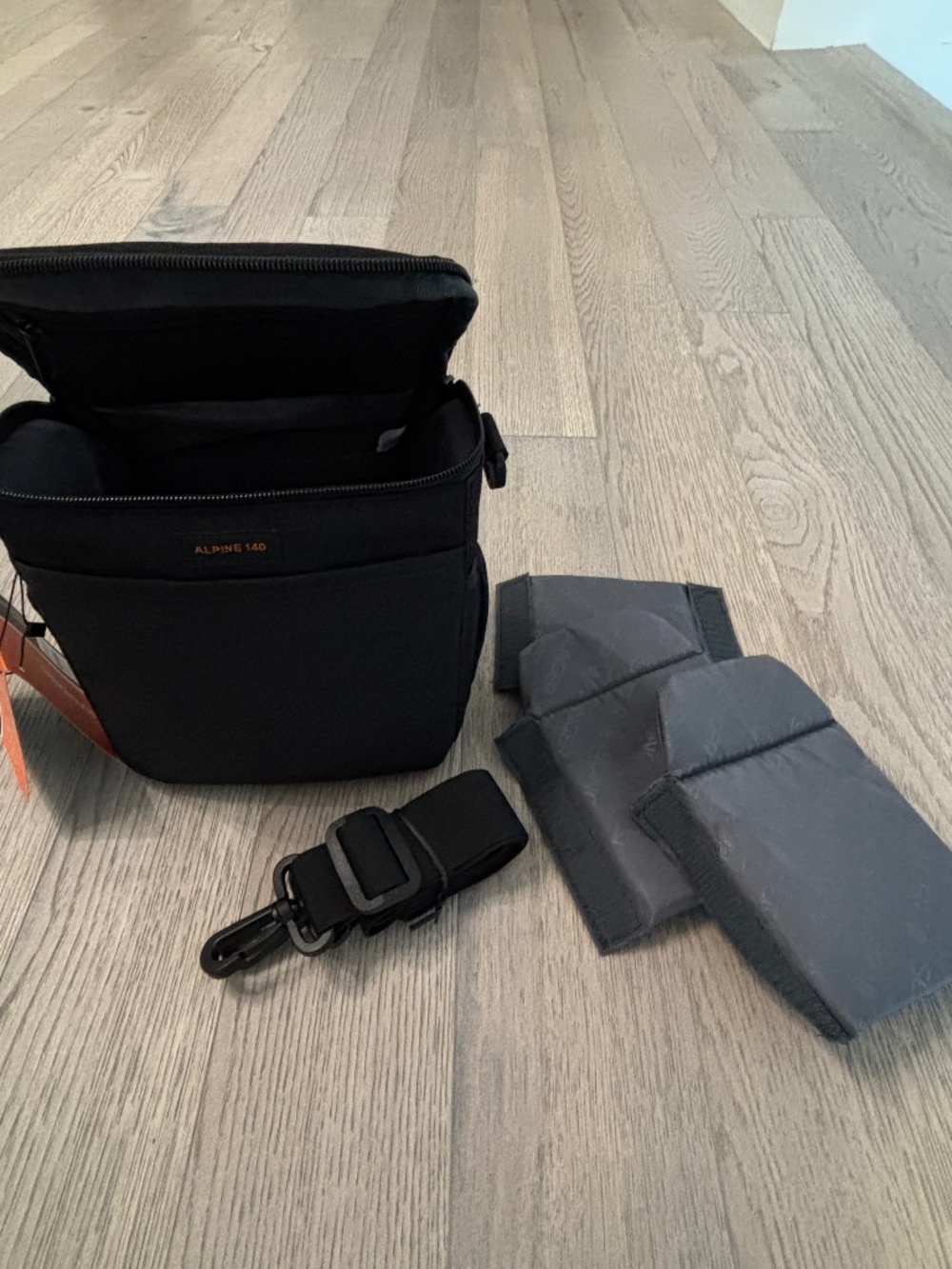 Slinger Alpine 140 Camera Bag - Black - Picture 8 of 11